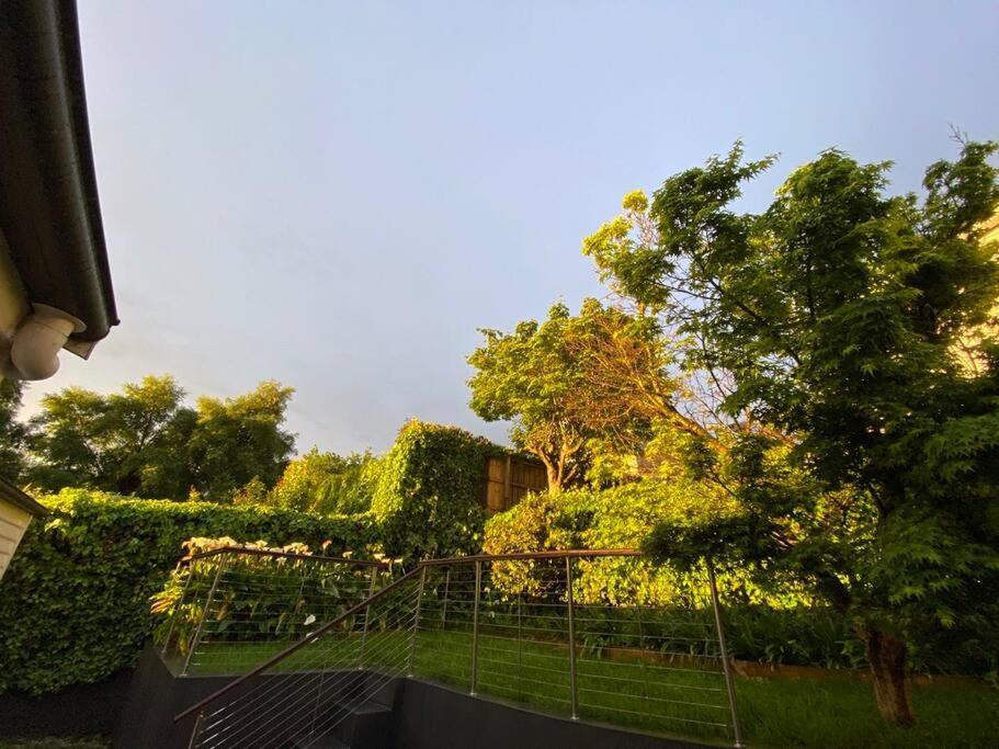 Charming Cottage Nestled In Prime Location ลอนเชสตัน ภายนอก รูปภาพ