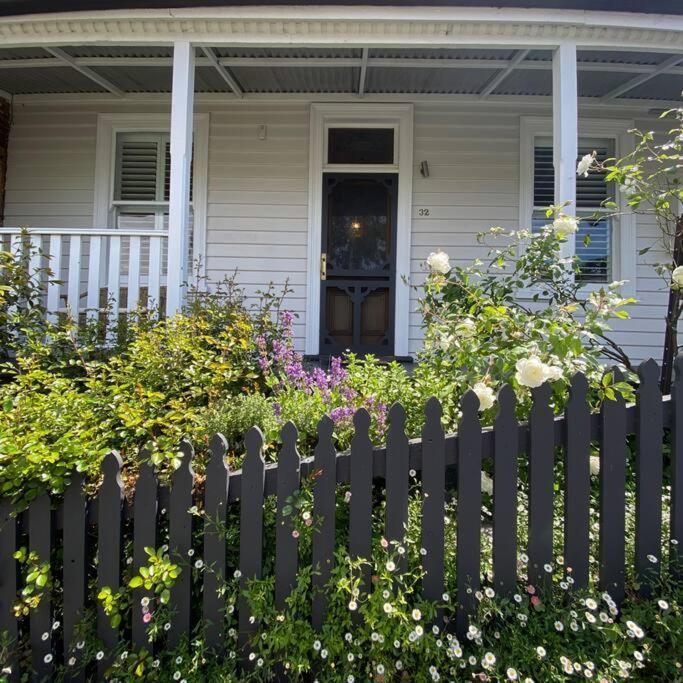 Charming Cottage Nestled In Prime Location ลอนเชสตัน ภายนอก รูปภาพ
